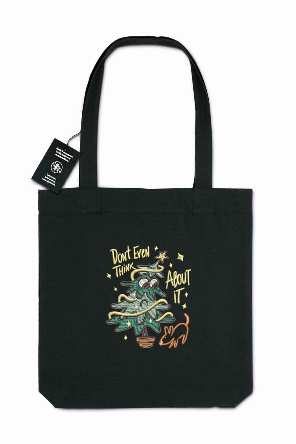 Tote bag brodat negru cu ilustrație amuzantă a unui copăcel în ghiveci și mesajul „Don't Even Think About It”, purtat în aer liber.