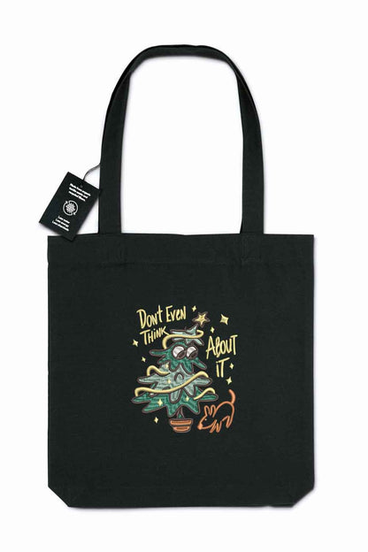 Tote bag brodat negru cu ilustrație amuzantă a unui copăcel în ghiveci și mesajul „Don't Even Think About It”, purtat în aer liber.