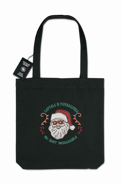 Tote bag brodat negru cu ilustrație de Moș Crăciun și mesaj amuzant despre lapte și fursecuri, un accesoriu festiv pentru perioada sărbătorilor.