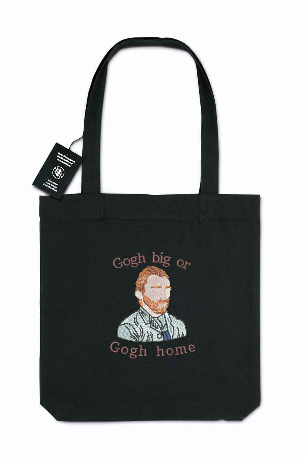 Tote bag brodat negru cu ilustrația lui Vincent van Gogh și mesajul amuzant „Gogh Big or Gogh Home”, purtat în aer liber.