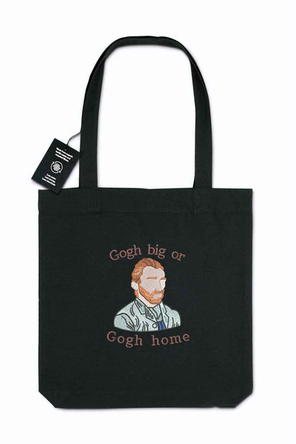 Tote bag brodat negru cu ilustrația lui Vincent van Gogh și mesajul amuzant „Gogh Big or Gogh Home”, purtat în aer liber.
