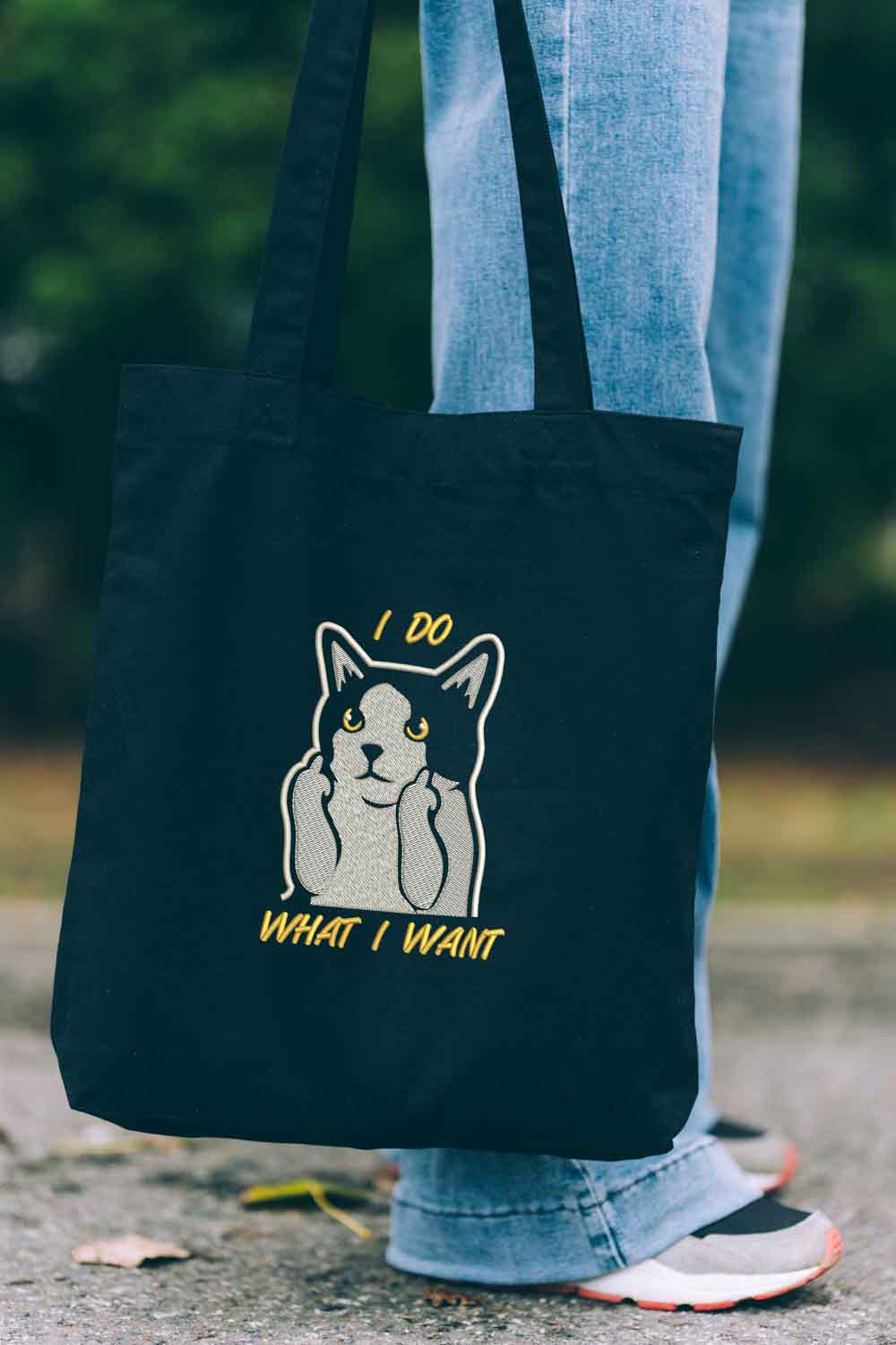 Tote bag brodat negru cu ilustrație amuzantă de pisică și mesajul „I Do What I Want”, un design jucăuș purtat în aer liber.