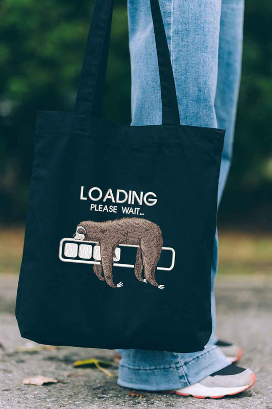 Sacoșă textilă neagră imprimată cu un leneș deasupra unei bare de încărcare și mesajul „Loading Please Wait”.