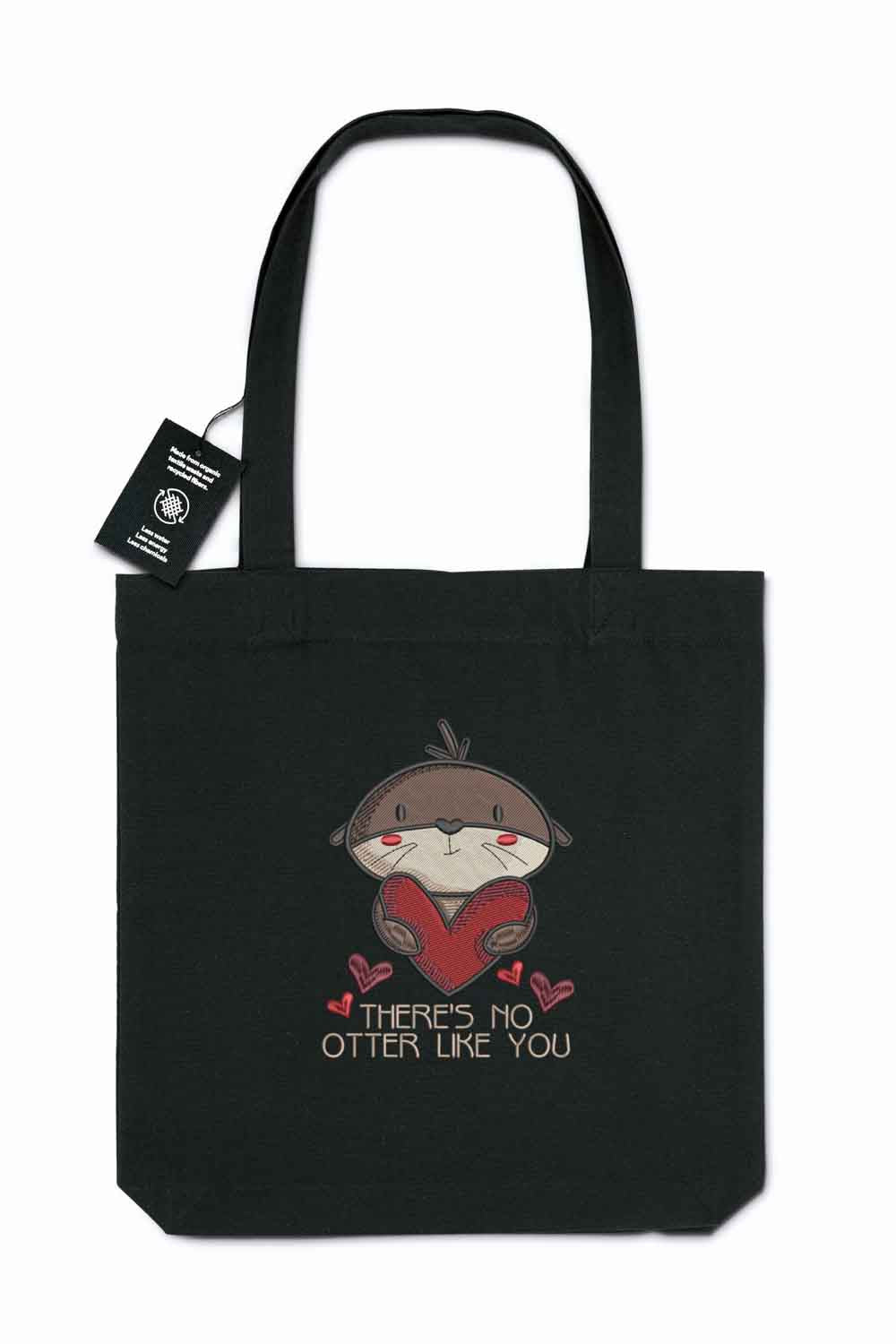 Tote bag brodat negru cu ilustrație drăguță de vidră care ține o inimă și mesajul amuzant „There's No Otter Like You”, purtat în aer liber.