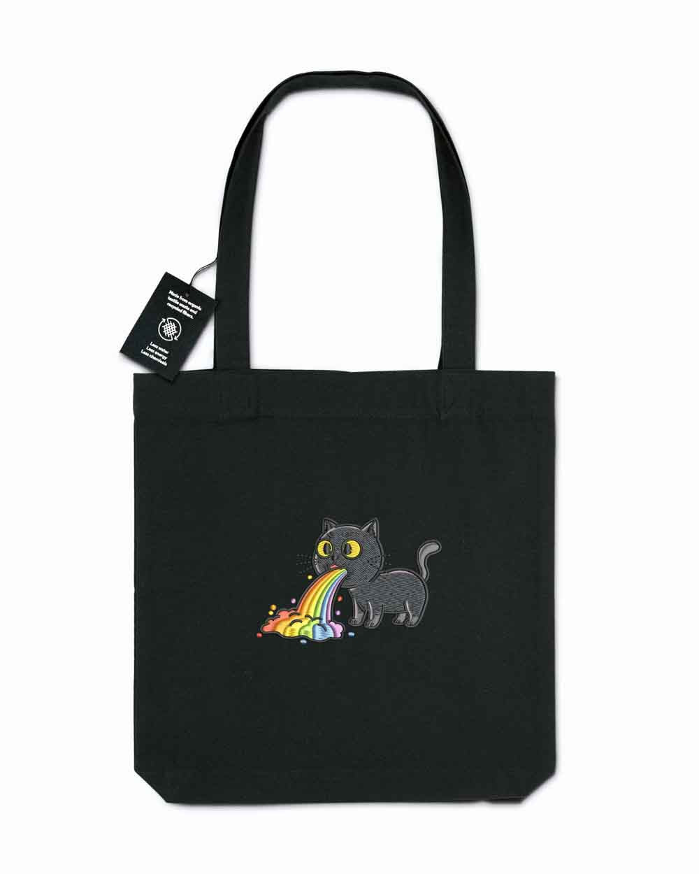 Tote bag brodat negru cu ilustrație amuzantă a unei pisici negre care creează un curcubeu, un design colorat purtat în aer liber.