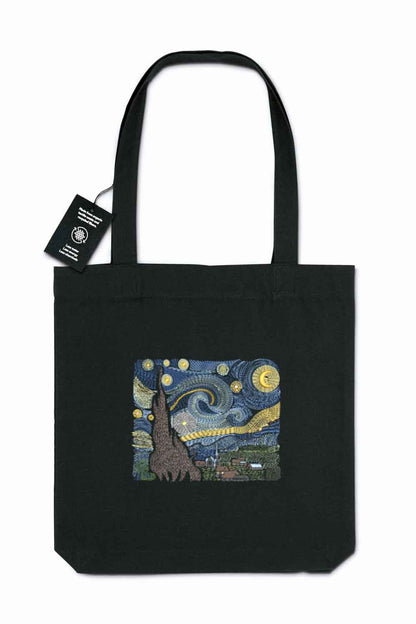 Tote bag brodat negru cu design inspirat de „Starry Night”, o reinterpretare  a operei lui Van Gogh, purtat în aer liber.