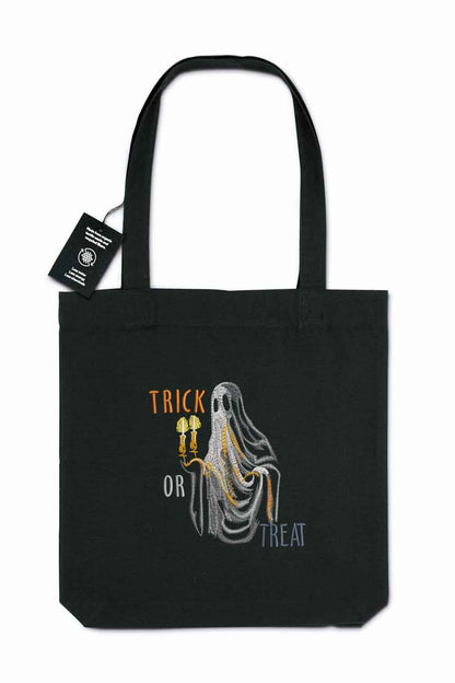 Tote bag brodat negru cu design de Halloween, o fantomă cu două lumânări și mesajul „Trick or Treat”, decorat cu broderie aurie și argintie.